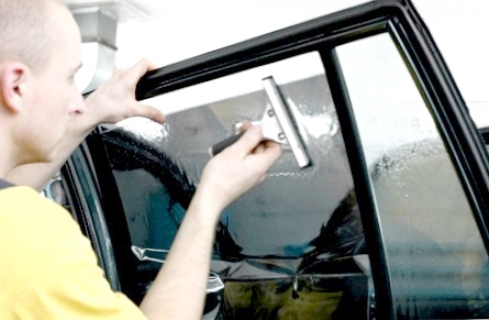 Процесс тонирования стекол автомобиля своими руками